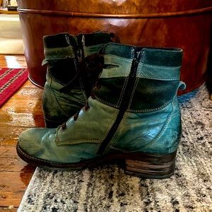 Dromedaris Kara teal combat boots—used